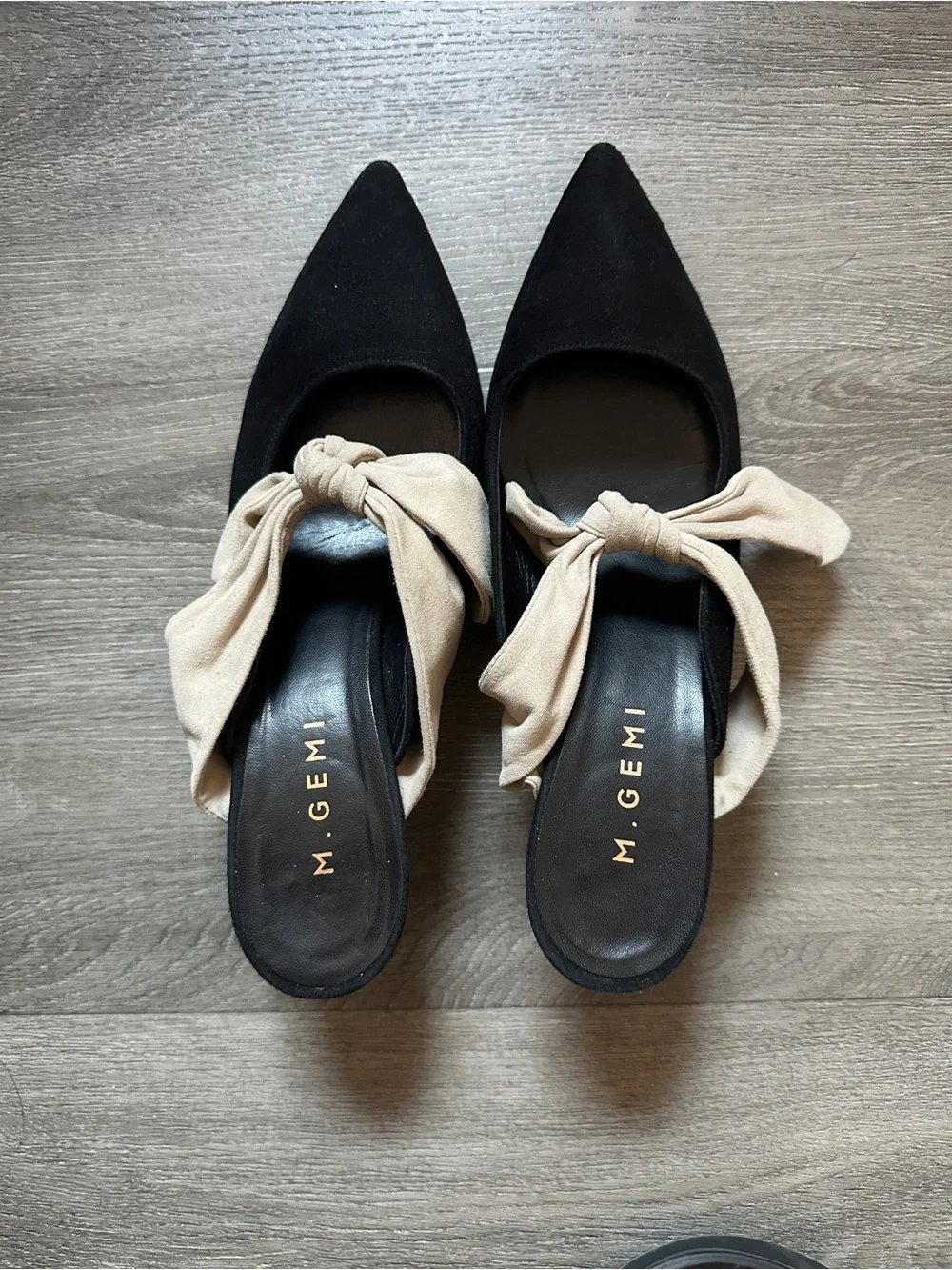M. Gemi Black Pointed Kitten Heel with Beige Knot